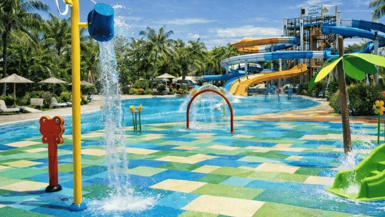 Playground para hotel com área aquática infantil e piso emborrachado colorido em resort