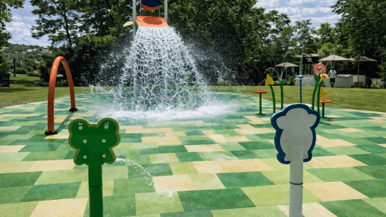 Playground para hotel com área aquática infantil e piso emborrachado antiderrapante colorido