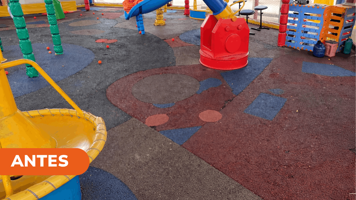 antes da Manutenção - Multiplay Pisos (2) Piso de playground desgastado, com cores apagadas e sinais de uso, antes do processo de manutenção e higienização.