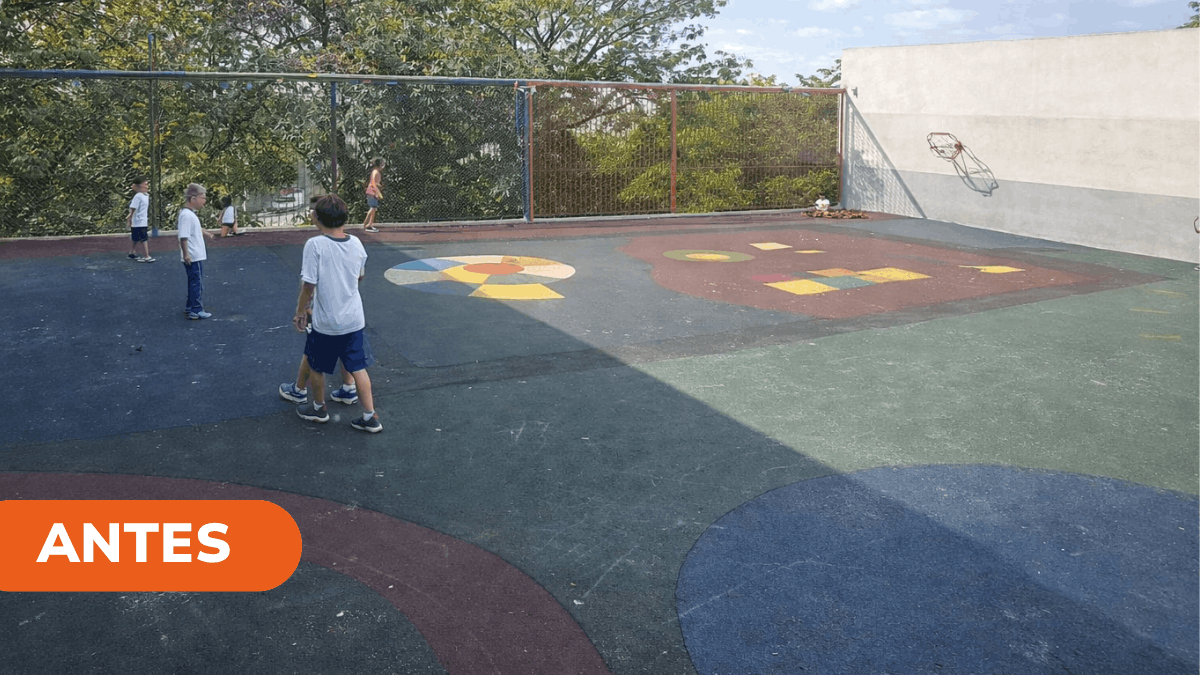 Antes da manutenção Piso de playground desgastado, com cores apagadas e sinais de uso, antes do processo de manutenção e higienização.