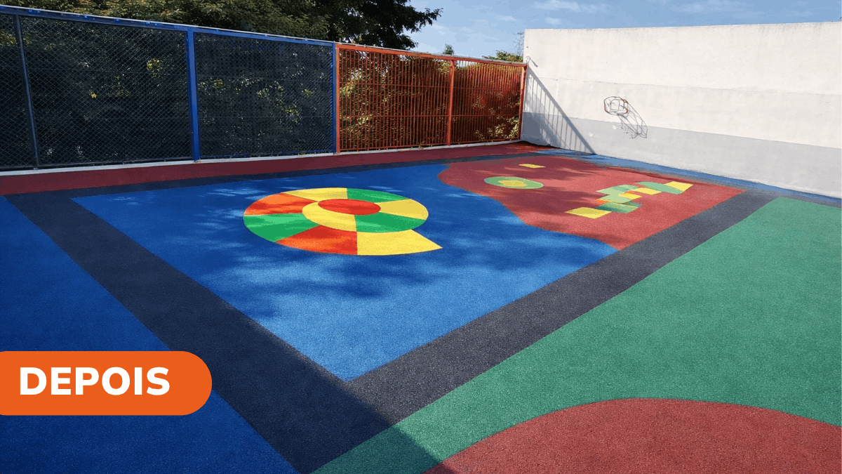 depois da Manutenção - Multiplay Pisos Piso de playground revitalizado após manutenção e higienização, com cores vivas, aparência renovada e melhores condições de uso.